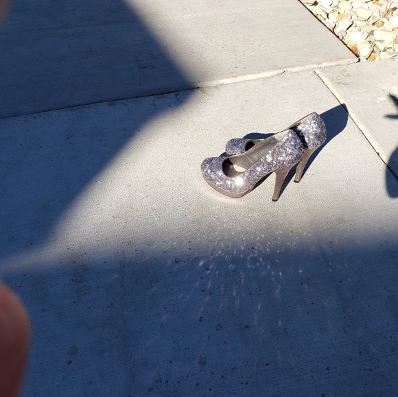 Shoes - Picture 4 of 8